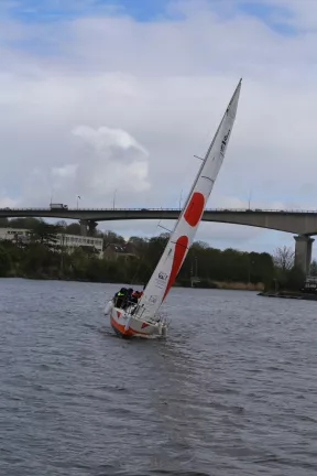 Le voile vogue près du viaduc de calix
