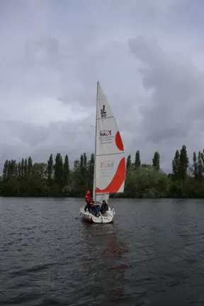 Le voilier voque sur le canal de Caen