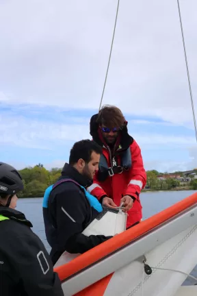 Norman guide Momo pour attachher la grand voile