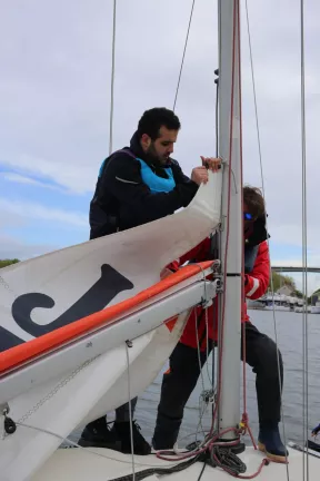 Momo attache la grand voile au mat