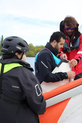 Momo prépare la grand voile