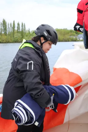 Lilou déballe la grand voile