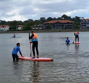 Alex en équilibre parfait sur le paddle
