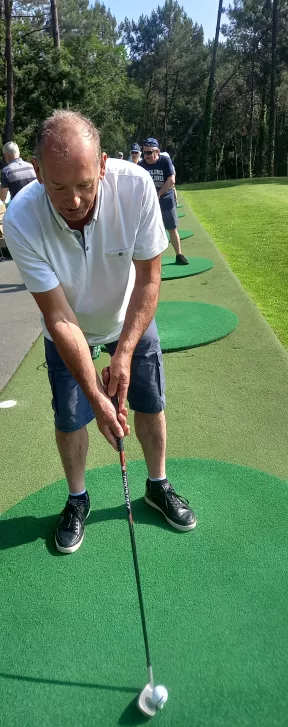 Très concentré, Bernard s'apprête a tirer la balle de golf