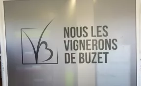 Panneau d'entrée de la cave : "Nous les vignerons de Buzet"