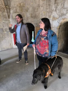 Mr Simon Lanry, Emmanuelle (bénévole) et son chien-guide