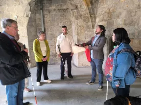 Mr Simon Lanry, sous les voutes du chateau, s'adresse aux membres de notre comité (Didier, Mylène, Josiane, Momo et Emmanuelle)