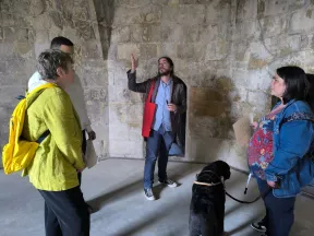 Simon Lanry fait vivre la visite historique du château de Caen, nouvellement conçue, à nos participants