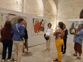Claire Souchet en phase d'audiodescription d'un tableau