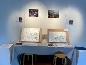 Photo de deux œuvres tactile installées sur une table.