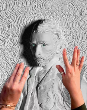 Sculpture de Van Gogh réalisée à partir de son oeuvre Autoportrait. Deux mains touchent la sculpture.