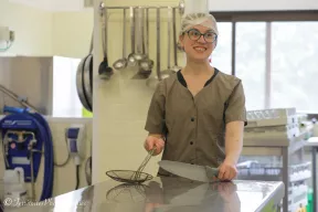 Agent d'entretien et restauration devant la plonge