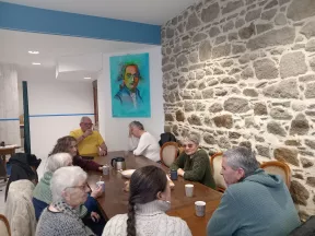 Photo du groupe présent le jeudi 12 février autour de la table dans le local avh à Saint Brieuc 