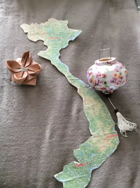 objets du vietnam avec fleurs en lotus en papier et une carte du pays