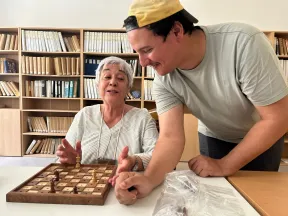 Dimitri enseignant les échecs