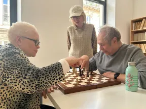 Une partie d'échecs sous l'oeil attentif de Laure