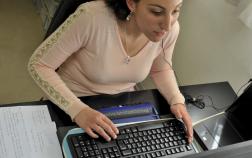image d'illustration d'une travailleuse aveugle à son ordinateur