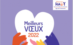 Carte de vœux 2022 montrant un cœur tenu par des mains de couleurs différentes 