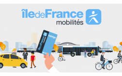 Ile de France mobilité illustration montrant des voyageurs et une main tenant un passe navigo.