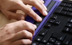 Plage braille reliée à un ordinateur