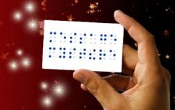 image d'une main montrant le message en braille "bonne année"