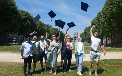 Jetée de chapeaux par des étudiant diplômés sur l'esplanade des Invalides