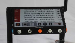 CloverBook Pro vue de face pendant la lecture d'un document