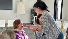 Une médiatrice culturelle fait goûter une saveur à une visiteuse dans un musée