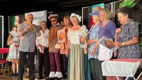 Une troupe de théatre sur une scène