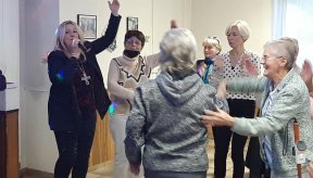 Plusieurs personnes dansent autour d'une chanteuse