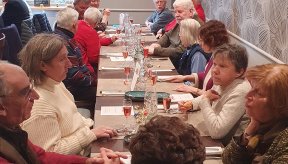 Plusieurs personnes réunies autour d'une table de restaurant