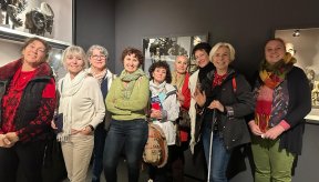 Plusieurs dames souriantes posent pour la photo