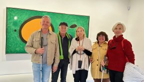 Un groupe de 5 personnes devant un tableau de Joan Miró