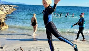 Personne qui s'étire sur le sable devant la mer