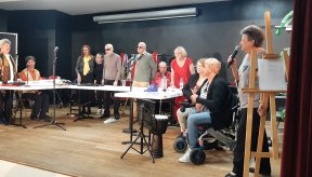 Une troupe de théâtre sur scène, à la fin du spectacle