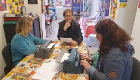 Le lecteur entouré des 2 candidates