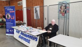 Daniel Guerbois lors de l'installation du stand