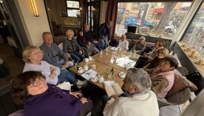 Plusieurs personnes autour d'une table dans un café.