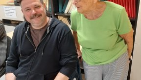 Une adhérente et l'écrivain Sébastien Dulule invité pour le printemps du livre
