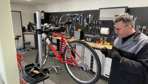 Photo d'Améziane en train de réparer un vélo à l'atelier
