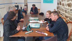 on voit des joueurs de Scrabble et au fond une leçon d'accessibilité numérique
