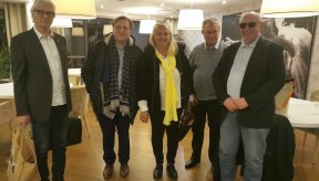 La présidente et le vice président du Lions Club doyens de Deauville Trouville entourés de la délégation AVH calvadosienne