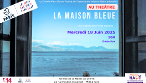 Une fenêtre grande ouverte avec vue direct sur la mer et le ciel bleue, quelques bateaux au loin. Pièce de théâtre "La maison bleue" représentation le mercredi 18 Juin 2025 à 16h00. 