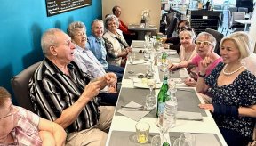 Personnes autour d'une table dans un restaurant