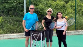 Trois personnes équipées de raquettes de tennis