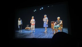 4 personnages sur une scène de théâtre