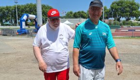 Daniel Guerbois Parrain de la manifestation sur la piste d'athlétisme accompagné par le Président de l'Amicale des Randonneurs Avermois