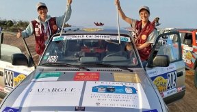 Debout à chaque portière avant Laure et Harmony présentent le drapeau association Valentin Haüy au dessus du pare-brise du quatre-quatre