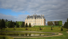 Photo de la façade du château de Sceaux avec au premier plan le parc avec un jardin à la Française. 