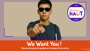L’image montre un jeune homme malvoyant portant des lunettes noires une canne blanche. Il pointe du doigt vers le spectateur. Il porte un t-shirt sombre avec un badge de l’AVH. En bas de l’affiche il est écrit : We Want You Juste en dessous il est écrit: Deviens les yeux de quelqu’un le temps d’une sortie.